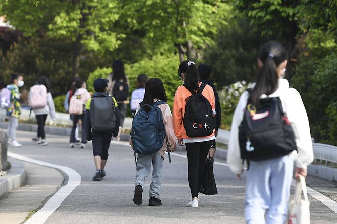 전국 모든 학교에서 정상 등교가 이뤄진 2일 서울의 한 초등학교 학생들이 등교하고 있다. 2022.05.02 사진공동취재단