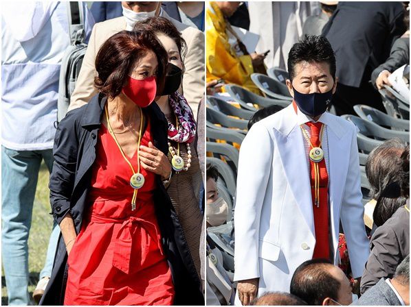 10일 윤석열 대통령 취임식에 참석한 배우 김부선(왼쪽)과 가수 태진아 /뉴스1