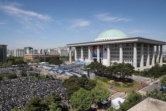 제20대 대통령 취임식이 열리는 10일 오전 국회에서 취임식에 앞서 축하 공연이 진행되고 있다. /뉴스1