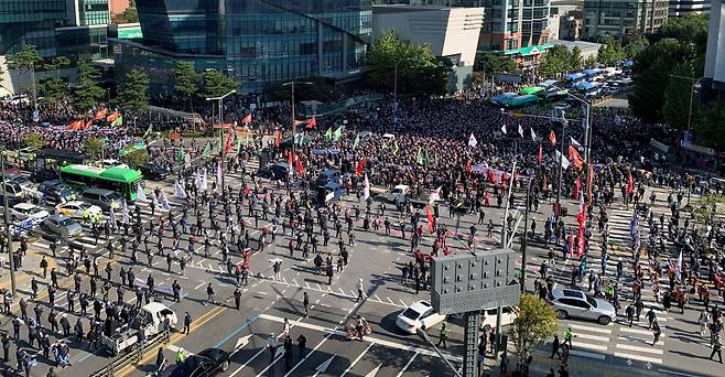 민주노총이 서대문역 사거리를 점령하고 기습 집회를 열었다. /송복규 기자