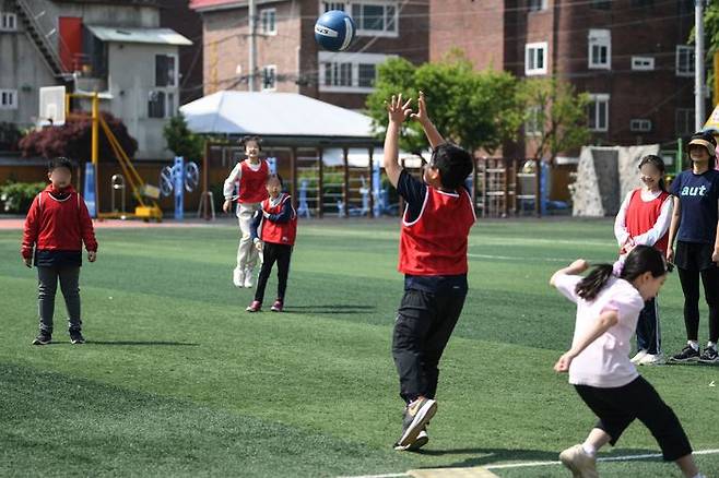 실외 체육수업 마스크 착용 의무가 해제된 지난 2일 서울 광진구 광장초등학교 학생들이 마스크를 벗고 체육 활동을 하고 있다. ⓒ사진공동취재단