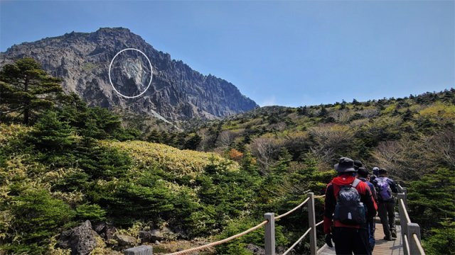 한라산 백록담 남벽부근에서 지난해 암벽이 붕괴한 모습이 선명하다. 암벽이 떨어져 나가고 골이 더욱 깊어지면서 탐방로의 안전 대책을 새워야 한다는 지적이 나오고 있다.