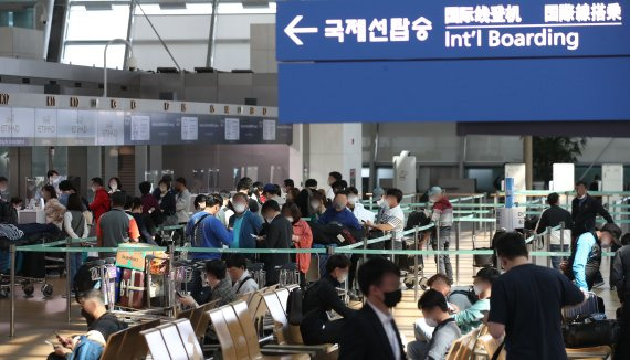 지난 3일 인천국제공항 제1터미널에서 터미널 이용객들이 출국 수속을 밟고 있다. 뉴시스 제공