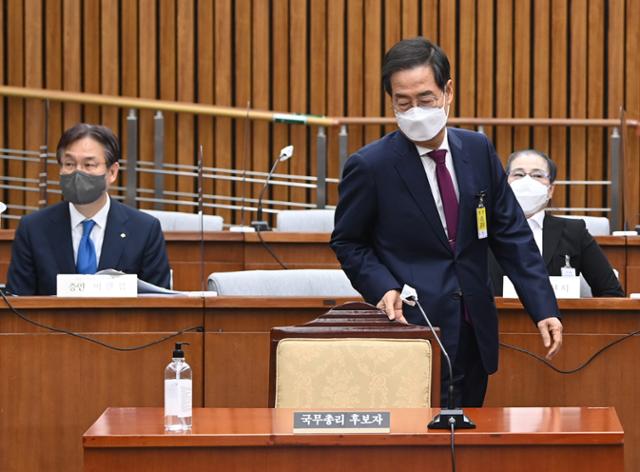 한덕수 국무총리 후보자가 3일 오후 서울 여의도 국회에서 열린 인사청문회에서 증인들 질의 시간에 참석하지 않았다가 더불어민주당 의원들의 요구로 뒤늦게 배석하고 있다. 오대근 기자