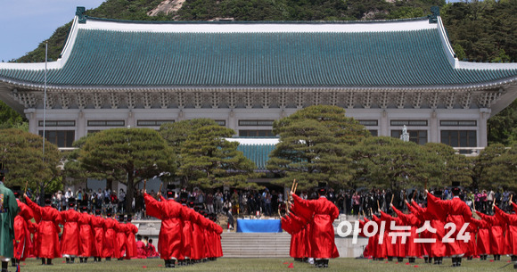 청와대 국민 개방 당일인 10일 오후 서울 종로구 청와대 대정원에서 종묘제례가 열리고 있다. [사진=인수위사진기자단]