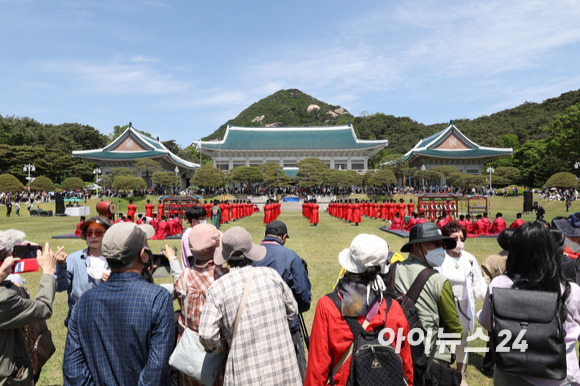 청와대 국민 개방 당일인 10일 오후 서울 종로구 청와대 대정원에서 종묘제례가 열리고 있다. [사진=인수위사진기자단]