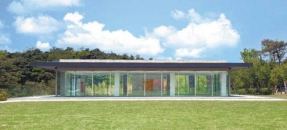 아담원은 전망 좋은 언덕 위에 총 건축면적 783㎡ 규모의 아담원 미술관을 증축해 오픈했다. 자연에 예술과 문화를 결합한 차별화된 전시 공간이다. 전면이 유리로 만들어진 글라스 하우스(Glass House) 형태의 갤러리다. [사진 아담원]