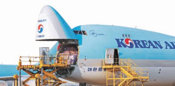 지난 1월 인천국제공항 대한항공 화물터미널에는 프랑크푸르트행 KE-529편 화물기에 수출 화물이 선적 되고 있다. 연합뉴스