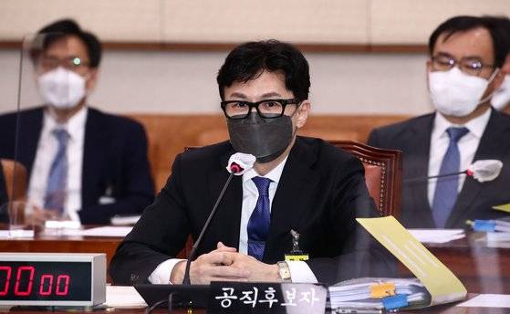 한동훈 법무부 장관 후보자가 9일 오후 국회 법제사법위원회에서 열린 인사청문회에서 의원들의 질문에 답변하고 있다. 김성룡 기자