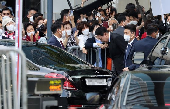 윤석열 대통령이 10일 오전 국회에서 열리는 제20대 대통령 취임식 참석을 위해 서울 서초구 자택을 나서며 주민들에게 인사를 하고 있다. 뉴스1