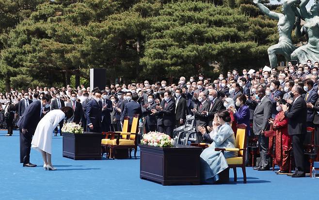 윤석열 대통령과 부인 김건희 여사가 10일 오전 서울 여의도 국회 앞마당에서 열린 제20대 대통령 취임식에 참석해 내빈에게 인사 하고 있다. 강정현 기자