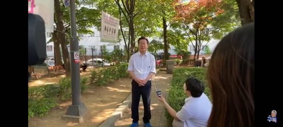 이재명 더불어민주당 상임 고문이 10일 인천 계산동 상가 민생 투어를 하던 중 질의 응답을 하는 모습. 유튜브 캡처