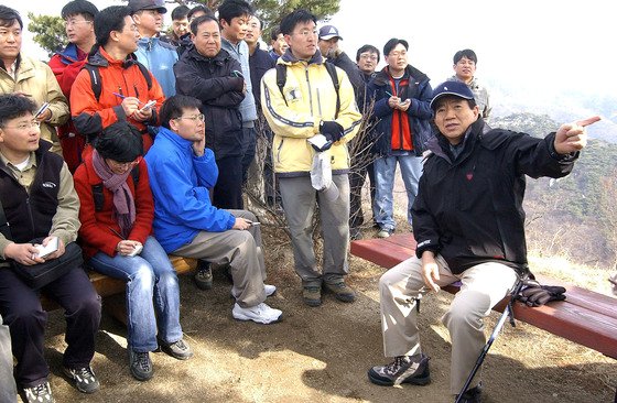 노무현대통령이 2006년 청와대 출입기자단과 가진 북악산 산행에서 이야기를 하고 있다. 노 대통령은 이날 등산길에 취임 3주년을 맞은 소회와 남은 2년 동안의 국정운영 방향에 대한 의견을 밝혔다.