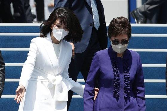 윤석열 대통령의 부인 김건희 여사가 10일 오전 서울 여의도 국회에서 열린 제20대 대통령 취임식을 마친 후 박근혜 전 대통령을 환송하고 있다. 김성룡 기자/ 2022.05.10