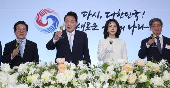 윤석열 대통령이 10일 오후 국회 로텐더홀에서 열린 제20대 대통령 취임 경축연회에서 건배를 하고 있다. 왼쪽부터 박병석 국회의장, 윤 대통령, 김건희 여사, 김명수 대법원장. (대통령실사진기자단)