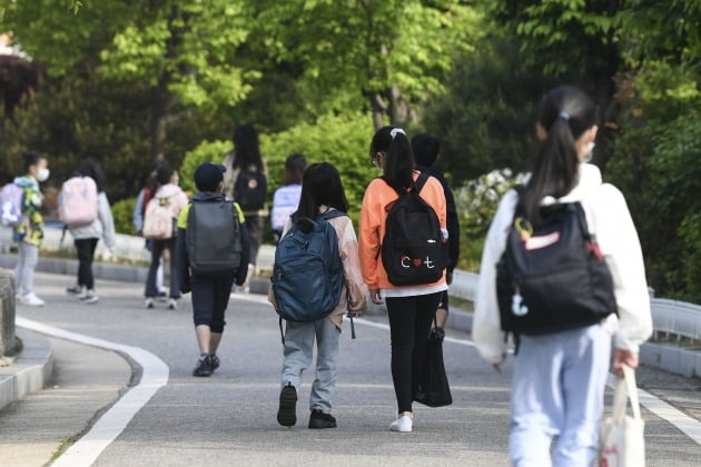 사회적 거리두기 조치가 해제 되면서 서울의 한 공립초에 학생들이 정상적으로 등교하는 모습. 코로나19 기간 동안 공립초는 수업을 제대로 진행하지 못해 많은 학부모들이 우려의 목소리를 냈다.  사진=연합뉴스