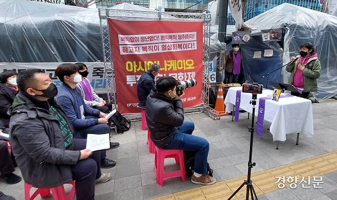 영등포산업선교회에서 주관하는 아시아나케이오 해고노동자들을 위한 제52차 기도회에서 김하경씨 정년을 맞은 소회를 이야기하고 있다. 전현진 기자