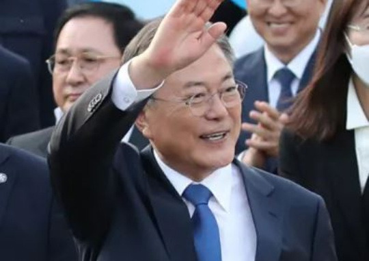 On His Way Out: President Moon Jae-in gets off work and walks out the main gate of Cheongwadae on May 9, his last day in office, and waves to the citizens who came out to greet him. Kang Yoon-joong