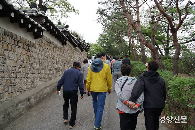 10일 서울 종로구 청와대 등산로가 개방되면서 등산객들이 북악산을 오르고 있다.