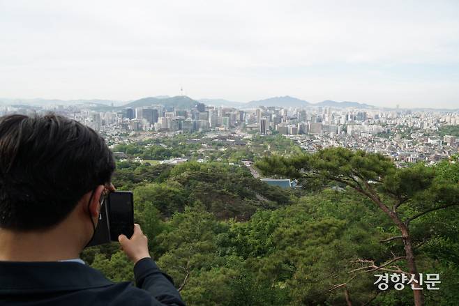 10일 북악산 등산에 오른 한 등산객이 기념촬영을 하고 있다.