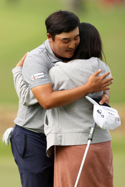 이경훈이 지난해 5월 AT&T 바이런 넬슨서 PGA 투어 첫 우승을 차지한 뒤 아내 유주연씨와 포옹하고 있는 모습. AFP연합뉴스