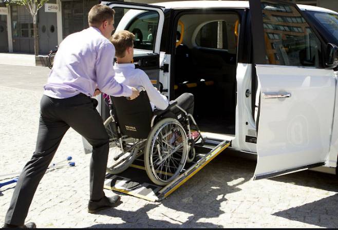 코액터스가 상업운행을 시작한 장애인·비장애인 겸용 택시는 휠체어에 의지한 채로 차에 올라탈 수 있게 해놨다. 코액터스 제공