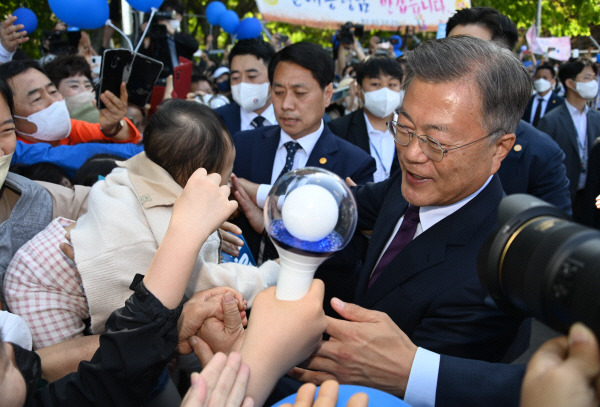 문재인 전 대통령이 10일 오후 경남 양산시 하북면 평산마을 사저로 이동하며 지지자와 악수하고 있다. 이원준 기자 windstorm@