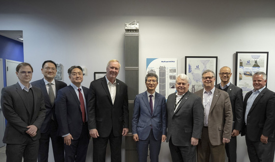 Samsung C&T CEO Oh Se-chul. fifth from left, and NuScale Power CEO John Hopkins, fourth from left, pose at the headquarters of NuScale Power in Oregon after discussing the construction of SMRs on May 9. [SAMSUNG C&T]