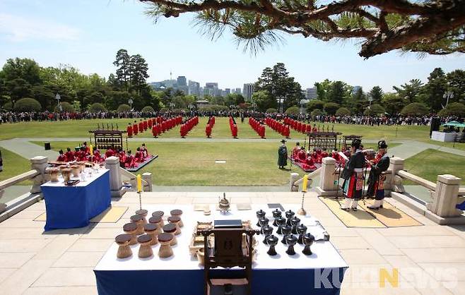 청와대 개방 첫날인 10일 오전 서울 종로구 청와대에서 열린 청와대 개문 축하 행사에서 국민과 함께 청와대 완전개방을 축하하는 공연 (종묘제례보존회)을 시민들이 관람을 하고 있다.