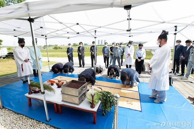 농촌진흥청 국립축산과학원 직원들이 10일 본원에 설치된 축혼비 앞에서 축산업 발전을 위해 희생된 가축들의 넋을 위로하는 축혼제를 지내고 있다.