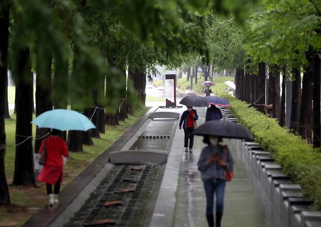 우산을 쓴 시민들이 산책하고 있다.[연합]