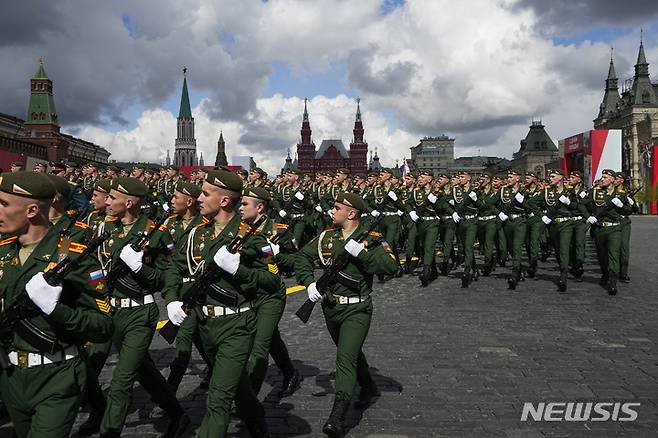 [모스크바=AP/뉴시스] 9일(현지시간) 러시아 모스크바의 붉은 광장에서 제2차 세계대전 종전 제77주년(전승절) 기념 열병식이 열려 러시아 군인들이 행진하고 있다. 2022.05.09.