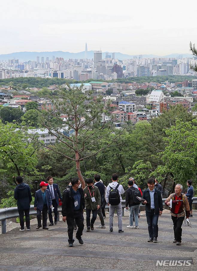 [서울=뉴시스] 권창회 기자 = 제20대 윤석열 대통령 취임식날인 10일 오전 서울 종로구 청와대 춘추문에서 열린 등산로 개방 행사에 참가한 시민들이 등산을 하고 있다. 2022.05.10. kch0523@newsis.com