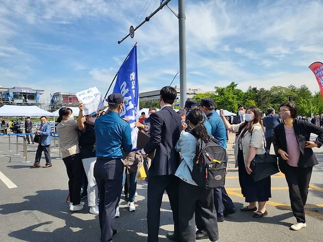 [서울=뉴시스]10일 오전 '여가부폐지철회공동행동' 관계자 10명 가량이 국회 앞에서 '여가부 폐지 공약 철회' 촉구 기자회견을 준비하다 경찰에 저지당했다. 2022. 5. 10.  *재판매 및 DB 금지