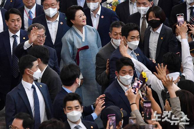 5년간의 임기를 마친 문재인 전 대통령이 10일 경남 양산 사저로 출발하기 위해 서울역에 도착, 배웅나온 시민들에게 인사하고 있다. 박종민 기자