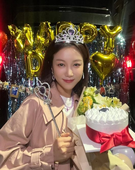 Actor Kim Ok-bin has pooled jewelery that it is difficult to sponsor.Kim Ok-bin posted an article and a photo on his instagram on the 10th.In the photo, Kim Ok-bin is enjoying a surprise party prepared by the staff for the anniversary.With the HAPPY DAY balloons visible, Kim Ok-bin is enjoying happiness with a bigger cream cake than his face.In particular, Kim Ok-bin has a full-fledged jewelery shop that is difficult to sponsor, and he holds a magic stick.Meanwhile, Kim Ok-bin will appear on Netflixs Lovers Game.