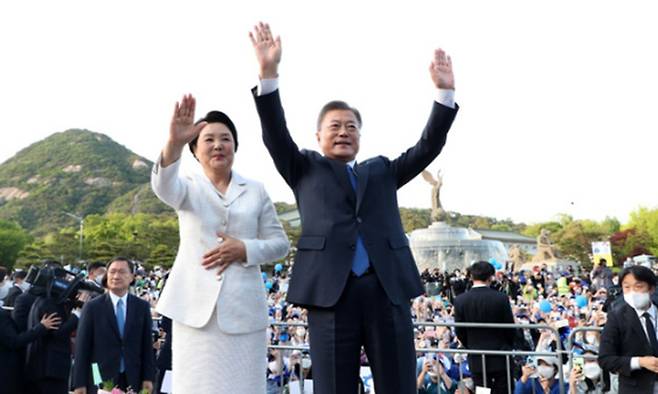 문재인 대통령(오른쪽)과 김정숙 여사가 지난 9일 오후 청와대 앞 분수대에서 퇴근길 마중 나온 시민들에게 인사하고 있다. 뉴시스