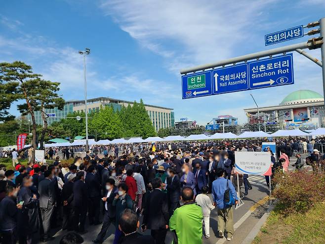 제20대 대통령 취임식이 열린 10일 오전 서울 여의도 국회의사당 앞에서 취임식 참석자들이 대기 중이다.