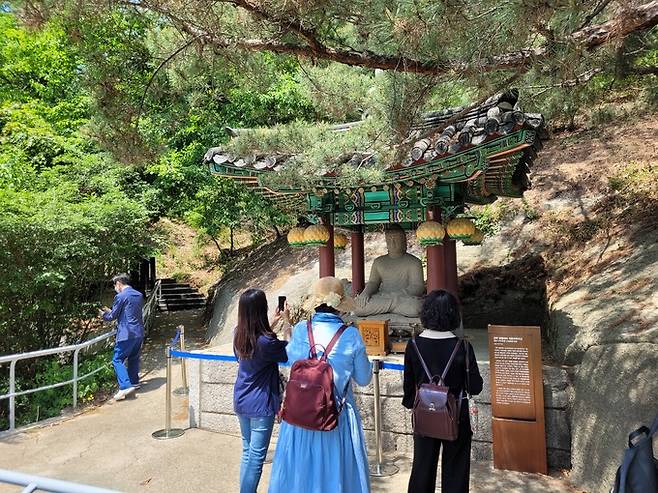 10일 개방된 청와대에서 사전 신청한 관람객들이 경내에 있는 보물인 석조여래좌상을 관람하고 있다.