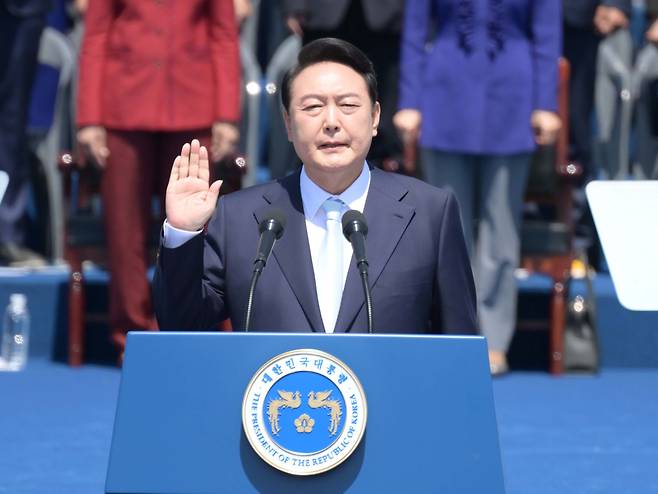 윤석열 대통령이 10일 서울 여의도 국회의사당 앞 잔디마당에서 열린 제20대 대통령 취임식에서 선서하고 있다. 2022.5.10 국회사진기자단