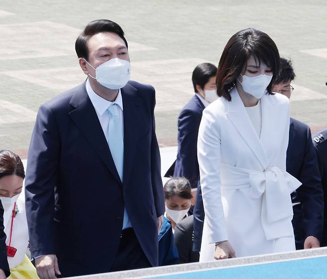윤석열 대통령과 김건희 여사가 5월10일 오전 제20대 대통령 취임식이 열리는 서울 여의도 국회에 도착, 걸어서 단상으로 향하고 있다. ⓒ 연합뉴스
