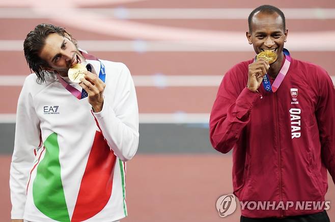 도쿄올림픽 남자 높이뛰기 공동 1위 바심(오른쪽)과 탬베리 [AP=연합뉴스 자료사진]