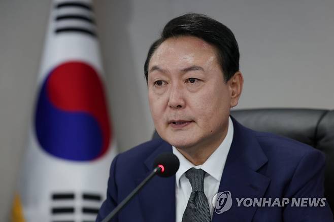 윤석열 대통령 국군통수권 이양받으며  첫 집무 시작 (서울=연합뉴스) 윤석열 대통령이 10일  0시 서울 용산 대통령실  국가위기관리센터 상황실에서 국군통수권 이양 및 북한 군사동향 등의 보고를 받으며 집무를 시작하고 있다. 2022.5.10 [대통령실 제공. 재판매 및 DB금지] jeong@yna.co.kr