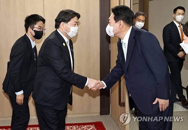 일본 하야시 외무상과 악수하는 윤석열 대통령 (서울=연합뉴스) 서명곤 기자 = 윤석열 대통령이 10일 오후 용산 대통령 집무실 앞에서  일본의 하야시 요시마사 외무상과 악수하고 있다. 2022.5.10 seephoto@yna.co.kr