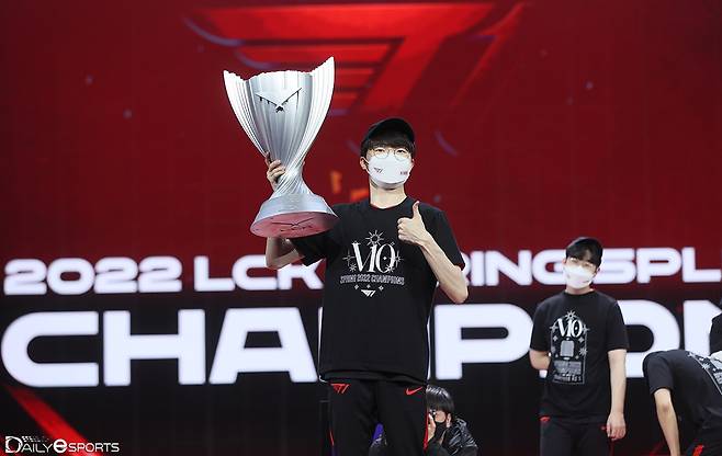 2022 LCK 스프링 전승으로 우승 트로피를 든 '페이커' 이상혁.