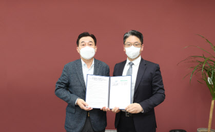김태창 네이버클라우드 전무(왼쪽)와 김민수 카이스트 학술문화원장 (사진=네이버클라우드)