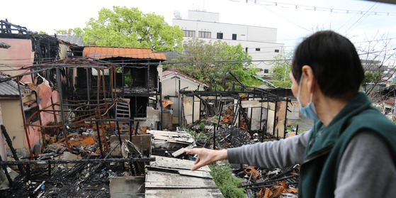 지난달 27일 일본 교토부 우지시 우토로 마을에서 재일 조선인 2세 정우경(81) 씨가 작년 8월 방화로 불탄 우토로 주택에 관해 설명하고 있다.연합뉴스