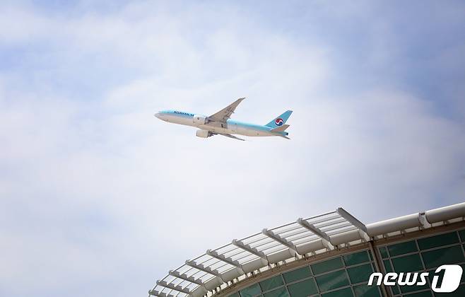 29일 인천국제공항 1터미널 출국장에서 대한항공 비행기가 이륙을 하고 있다. 정부가 코로나19 백신 접종을 완료한 해외 입국자에 대해 자가격리를 면제한 가운데 인천공항공사에 따르면 25~27일 인천공항을 이용한 승객은 4만 6926명으로, 일주일 전인 18~20일 4만 162명에 비해 16.84% 증가했다. 2022.3.29/뉴스1 © News1 권현진 기자