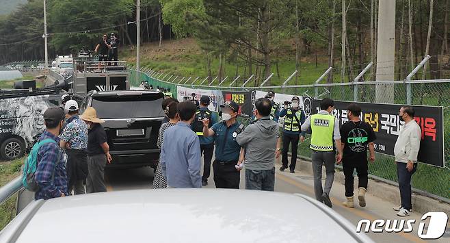 문재인 전 대통령 귀향 둘째 날인 11일 경남 양산 평산마을 사저 앞 도로에서 보수단체가 문 전 대통령 비판 시위를 하고 있다. 2022.5.11/뉴스1 © News1 김영훈 기자