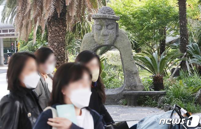 제주국제공항에서 마스크를 착용한 관광객들이 렌터카 하우스 등으로 향하고 있다.© News1 오현지 기자